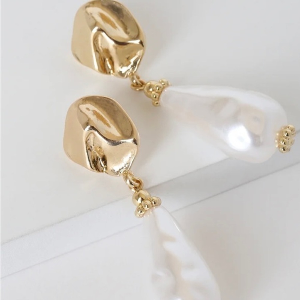 Moira Gold and Pearl Teardrop Earrings
Lulus